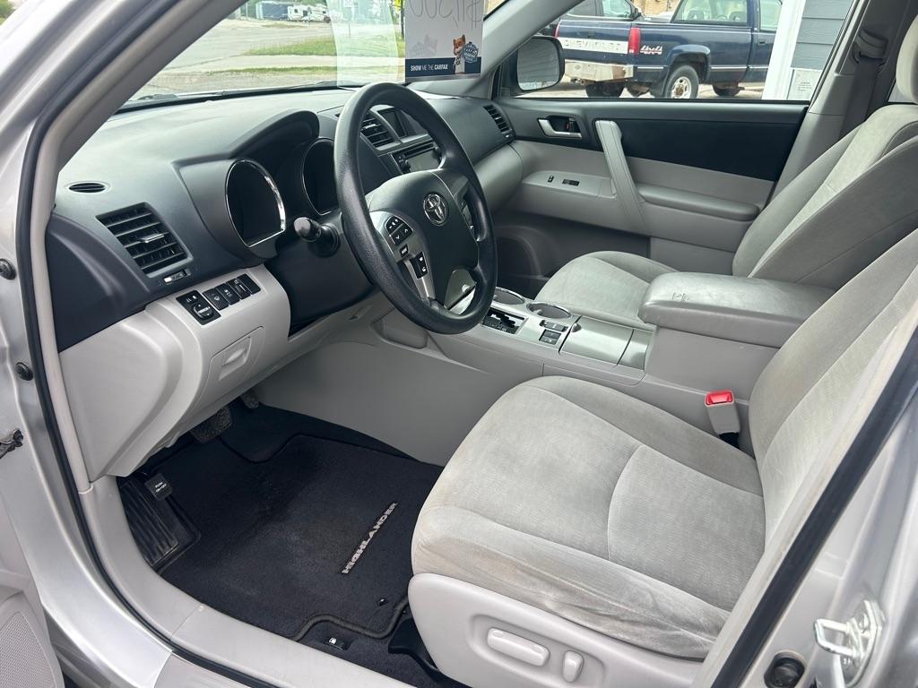 Toyota Highlander V6 4WD with Third Row Seat 2013