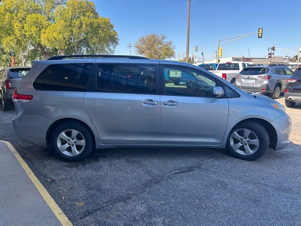 Toyota Sienna LE FWD 8-Passenger V6 2012