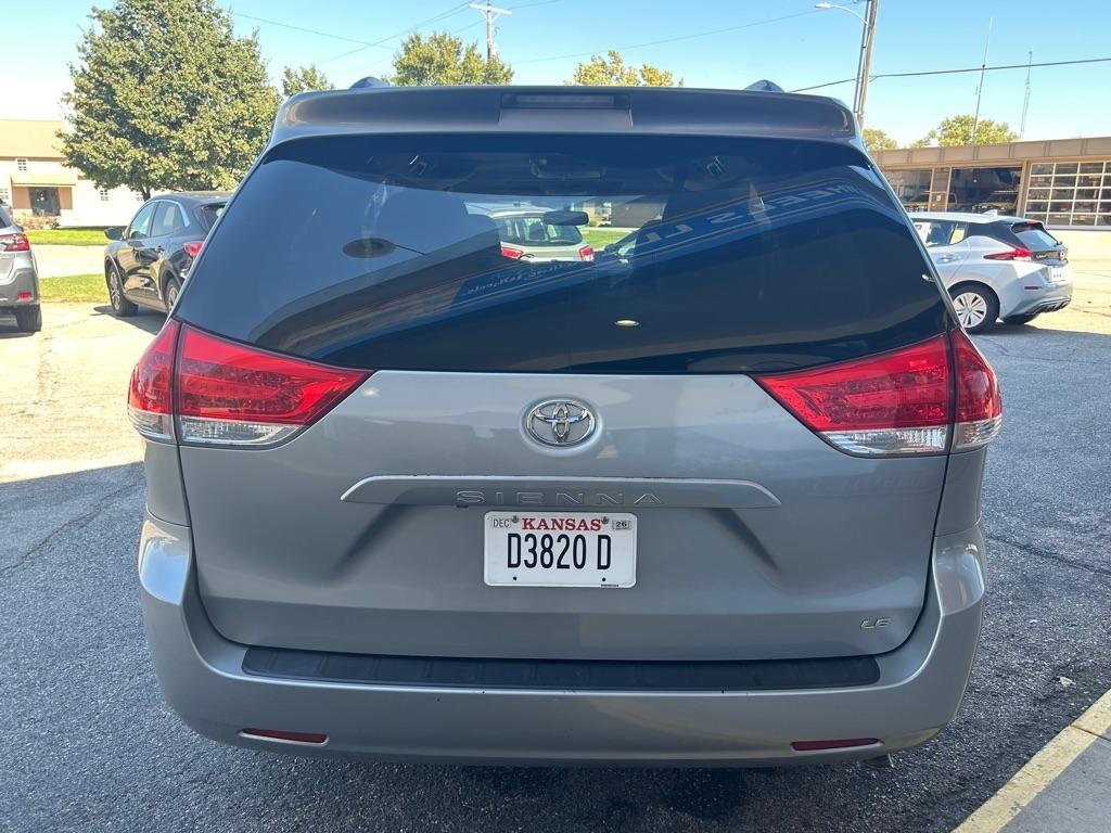 Toyota Sienna LE FWD 8-Passenger V6 2012