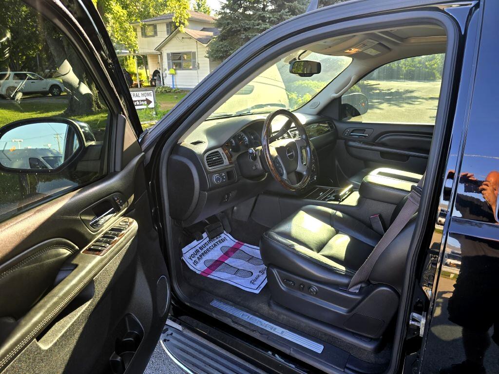 GMC Yukon Denali XL 4WD 2013 GMC Yukon Denali XL 4WD 2013