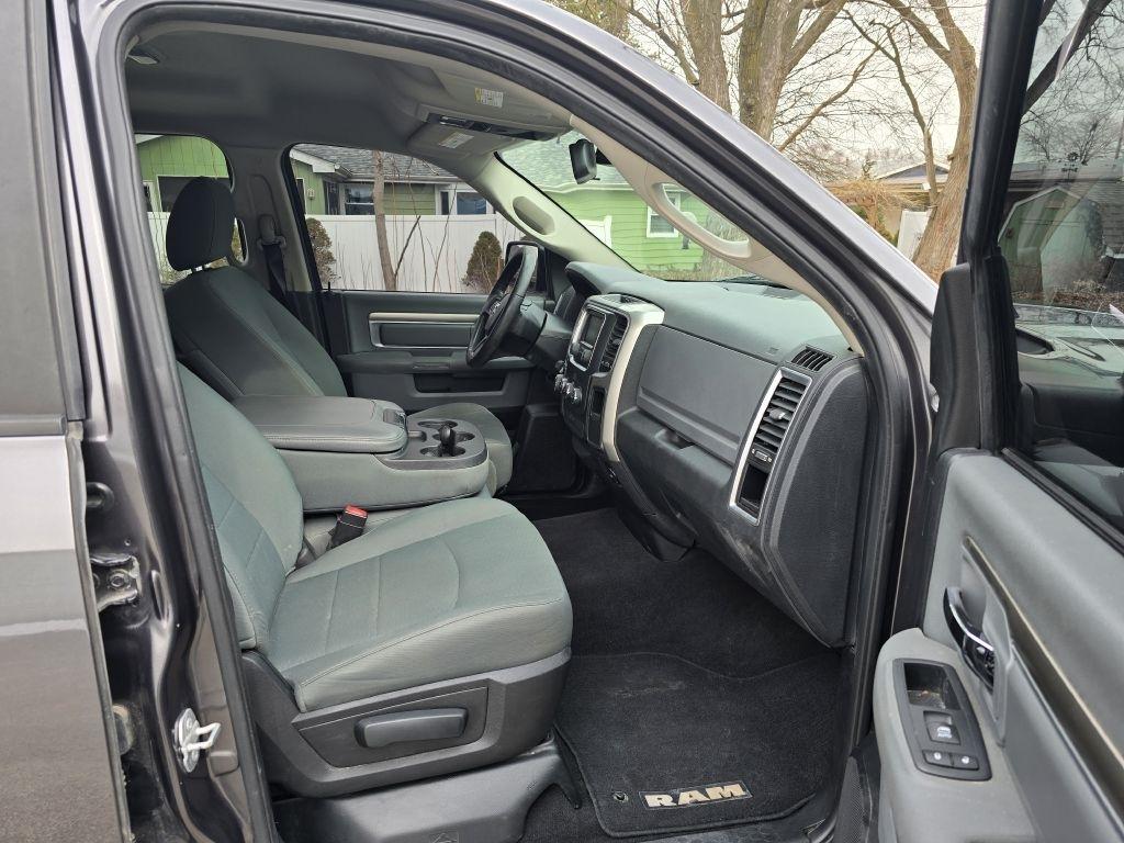 RAM 1500 SLT Quad Cab 4WD 2016