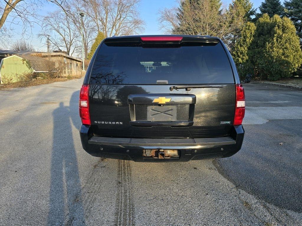 Chevrolet Suburban LT 1500 4WD 2011