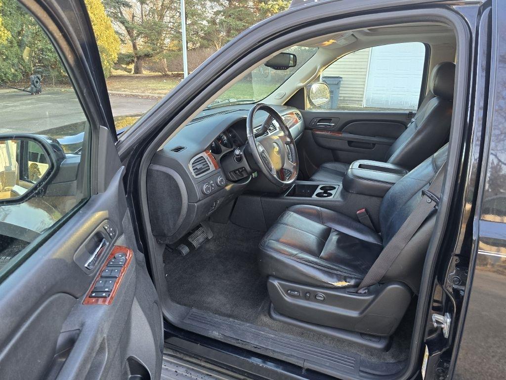 Chevrolet Suburban LT 1500 4WD 2011