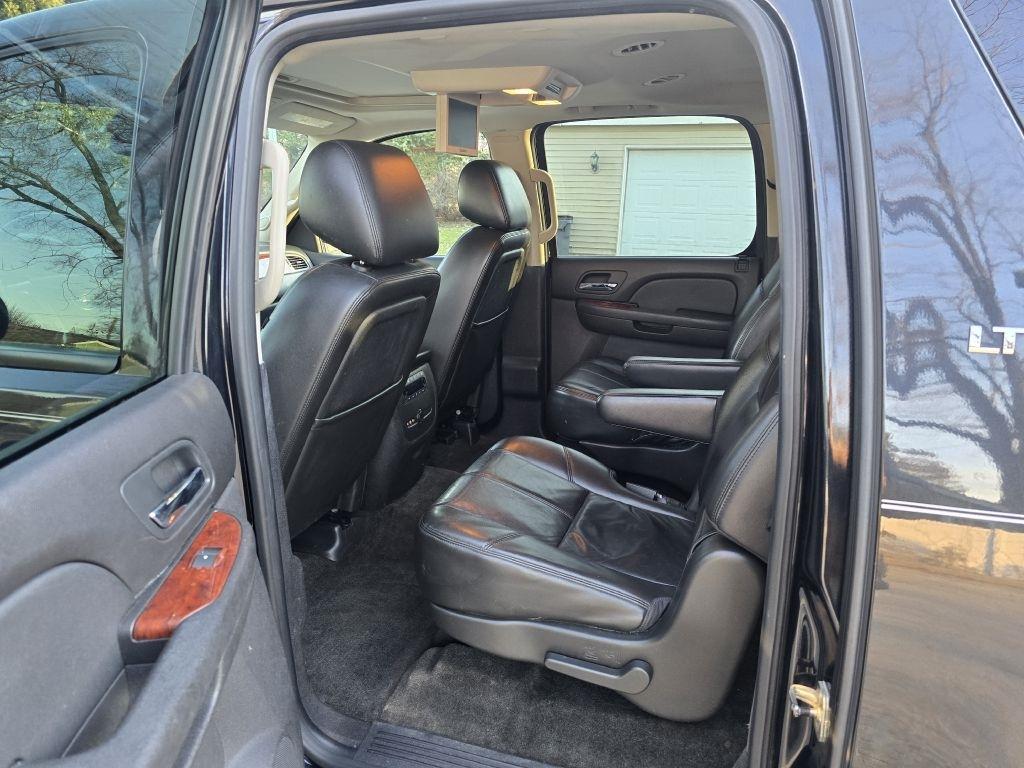 Chevrolet Suburban LT 1500 4WD 2011