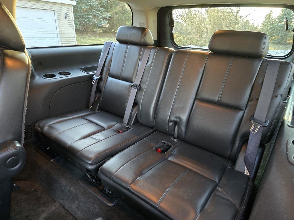 Chevrolet Suburban LT 1500 4WD 2011