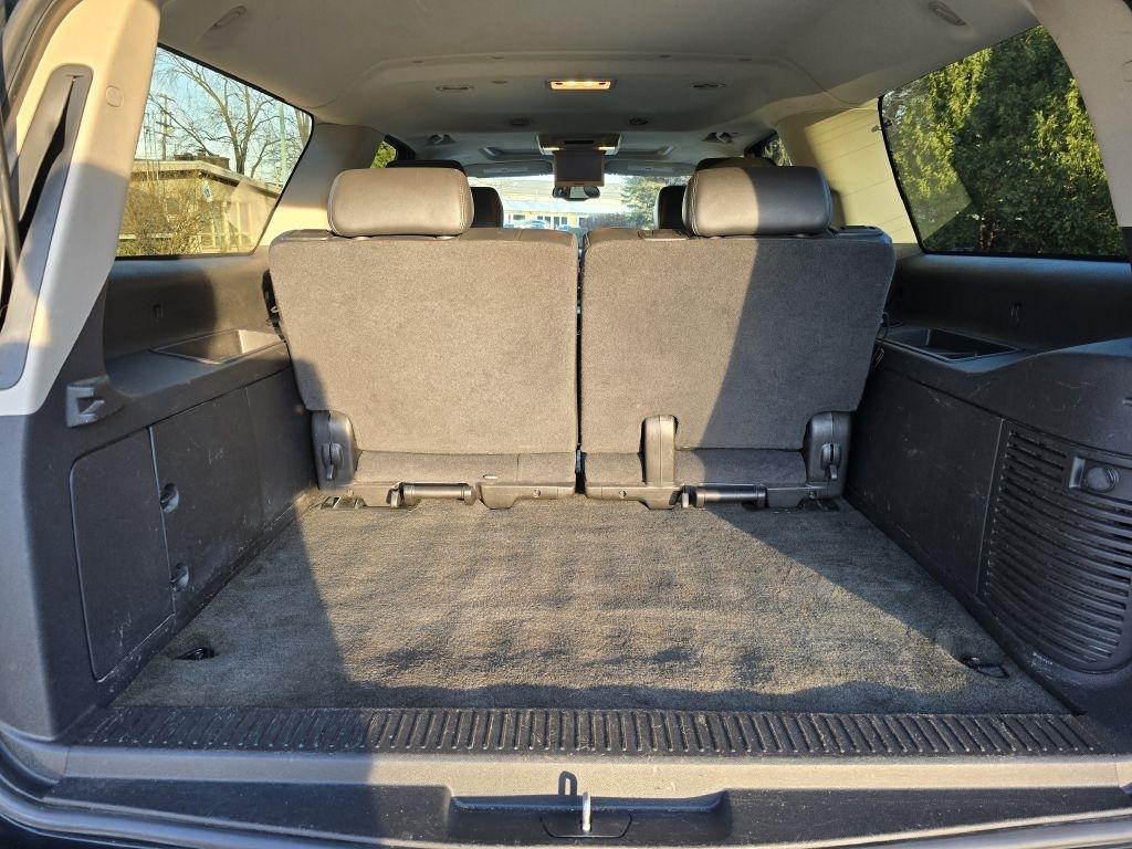 Chevrolet Suburban LT 1500 4WD 2011