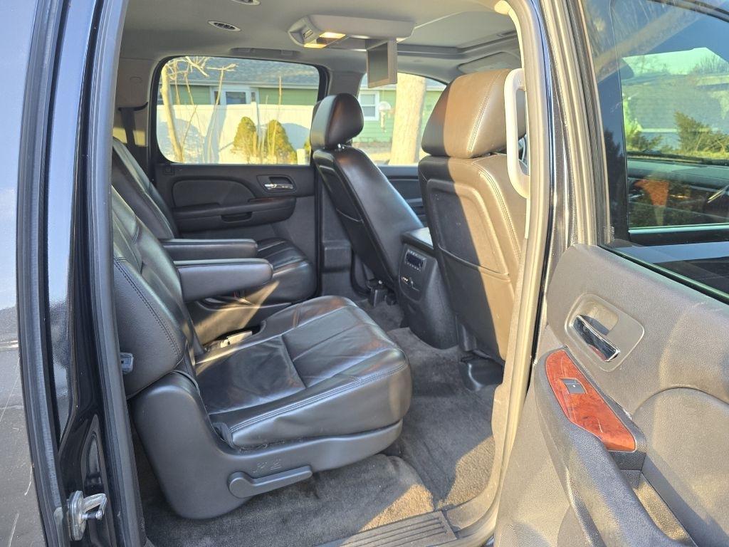 Chevrolet Suburban LT 1500 4WD 2011