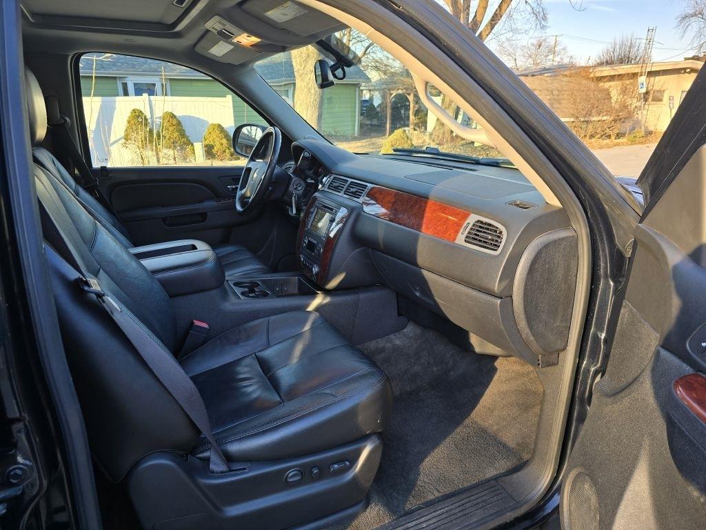 Chevrolet Suburban LT 1500 4WD 2011