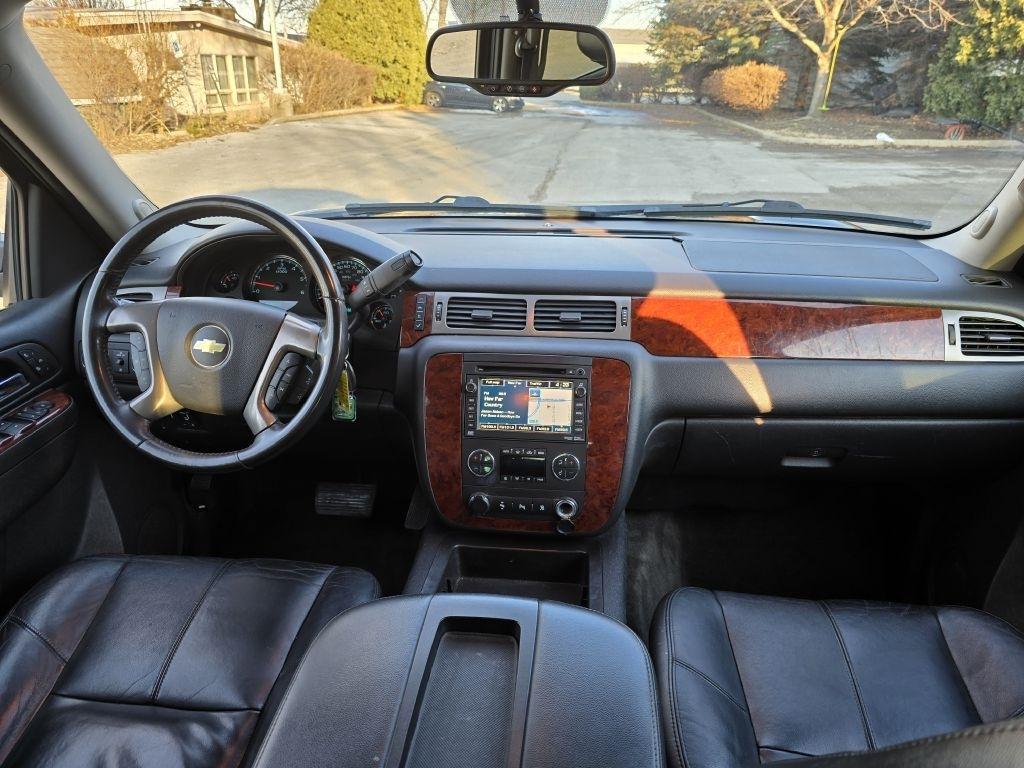 Chevrolet Suburban LT 1500 4WD 2011