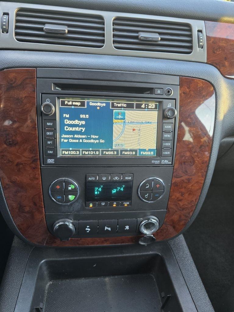 Chevrolet Suburban LT 1500 4WD 2011