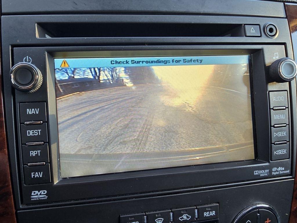 Chevrolet Suburban LT 1500 4WD 2011