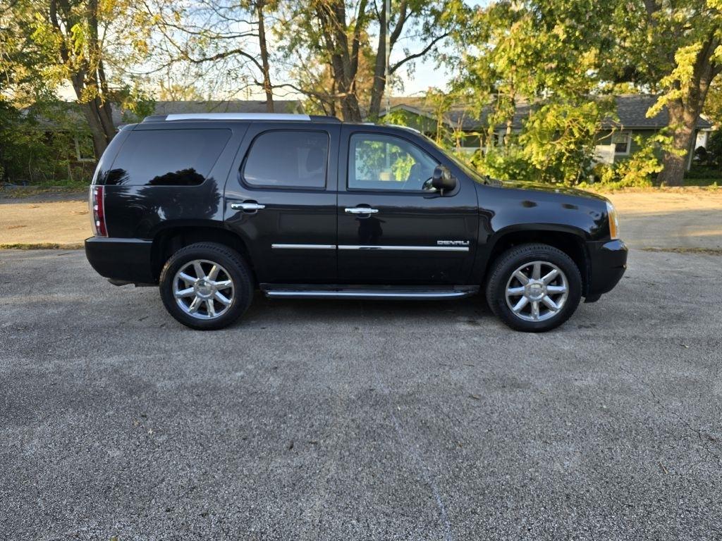 GMC Yukon AWD 4dr 1500 Denali 2011