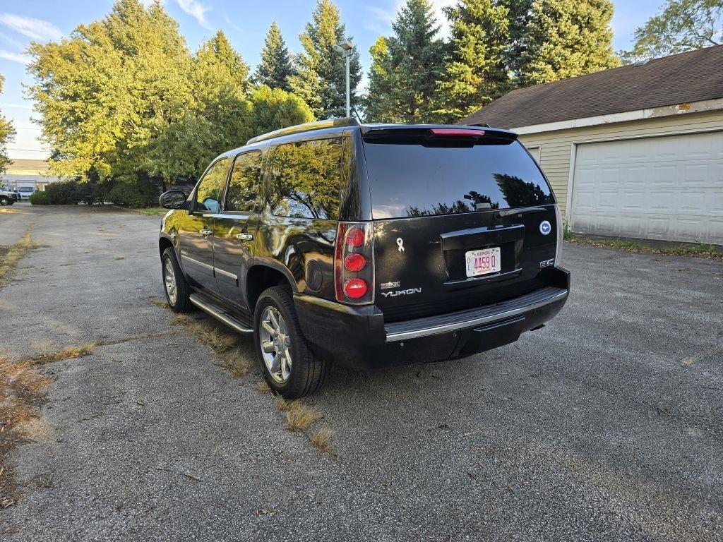 GMC Yukon AWD 4dr 1500 Denali 2011