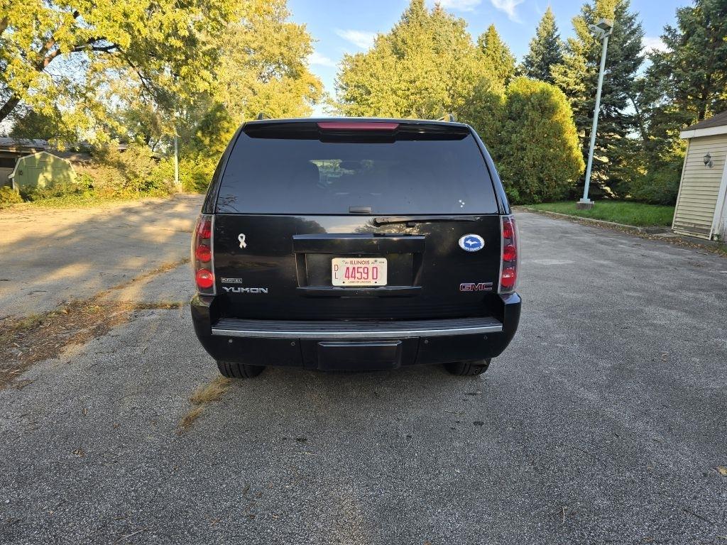 GMC Yukon AWD 4dr 1500 Denali 2011