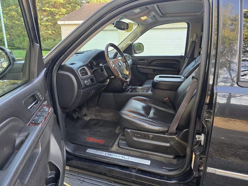 GMC Yukon AWD 4dr 1500 Denali 2011