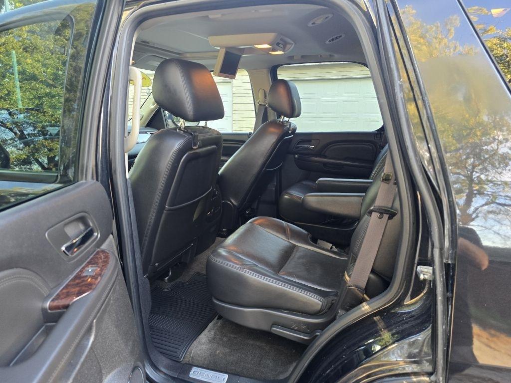 GMC Yukon AWD 4dr 1500 Denali 2011
