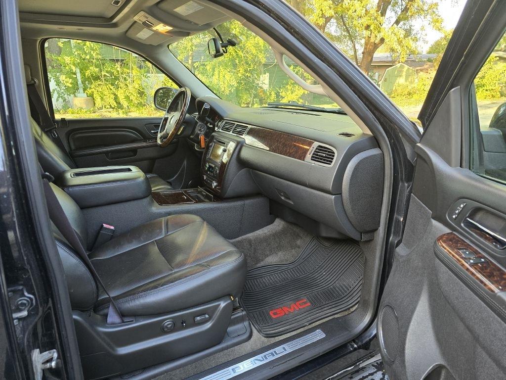 GMC Yukon AWD 4dr 1500 Denali 2011