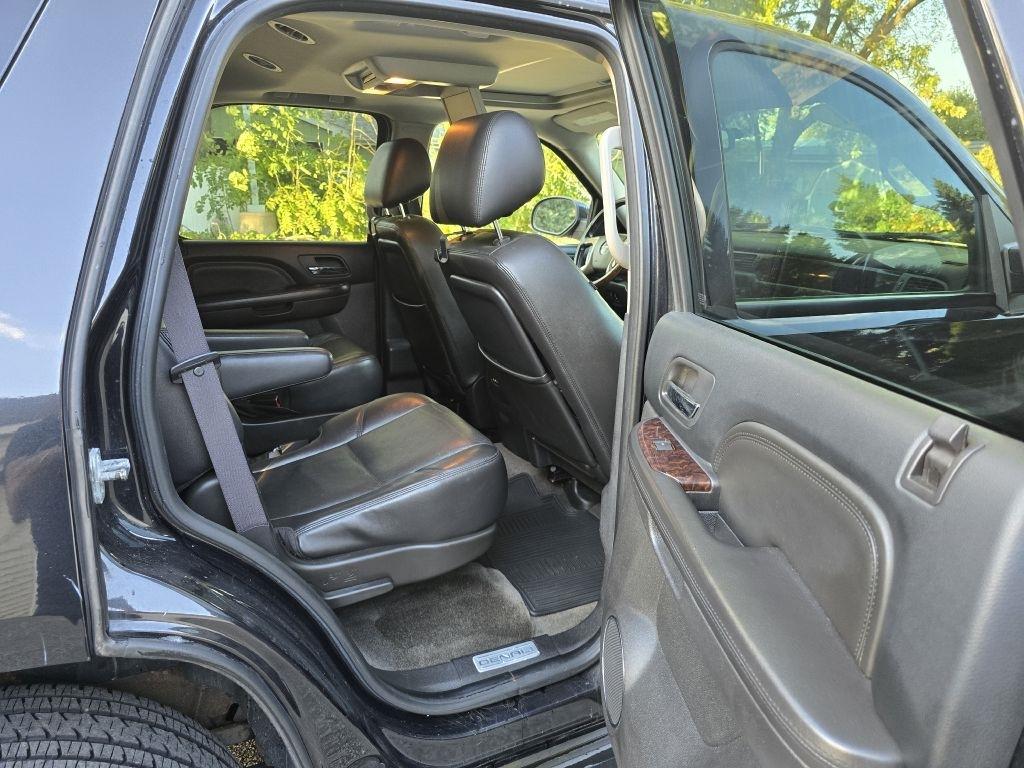 GMC Yukon AWD 4dr 1500 Denali 2011
