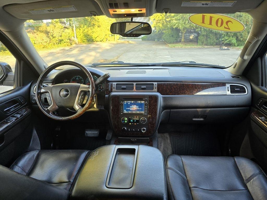 GMC Yukon AWD 4dr 1500 Denali 2011