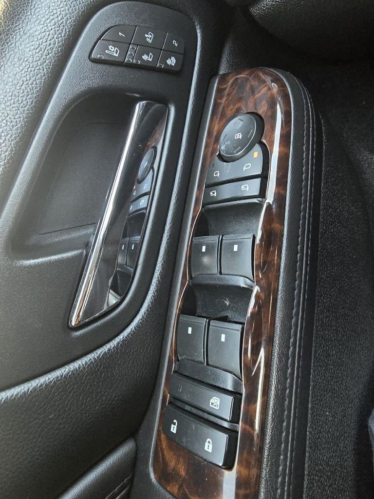 GMC Yukon AWD 4dr 1500 Denali 2011