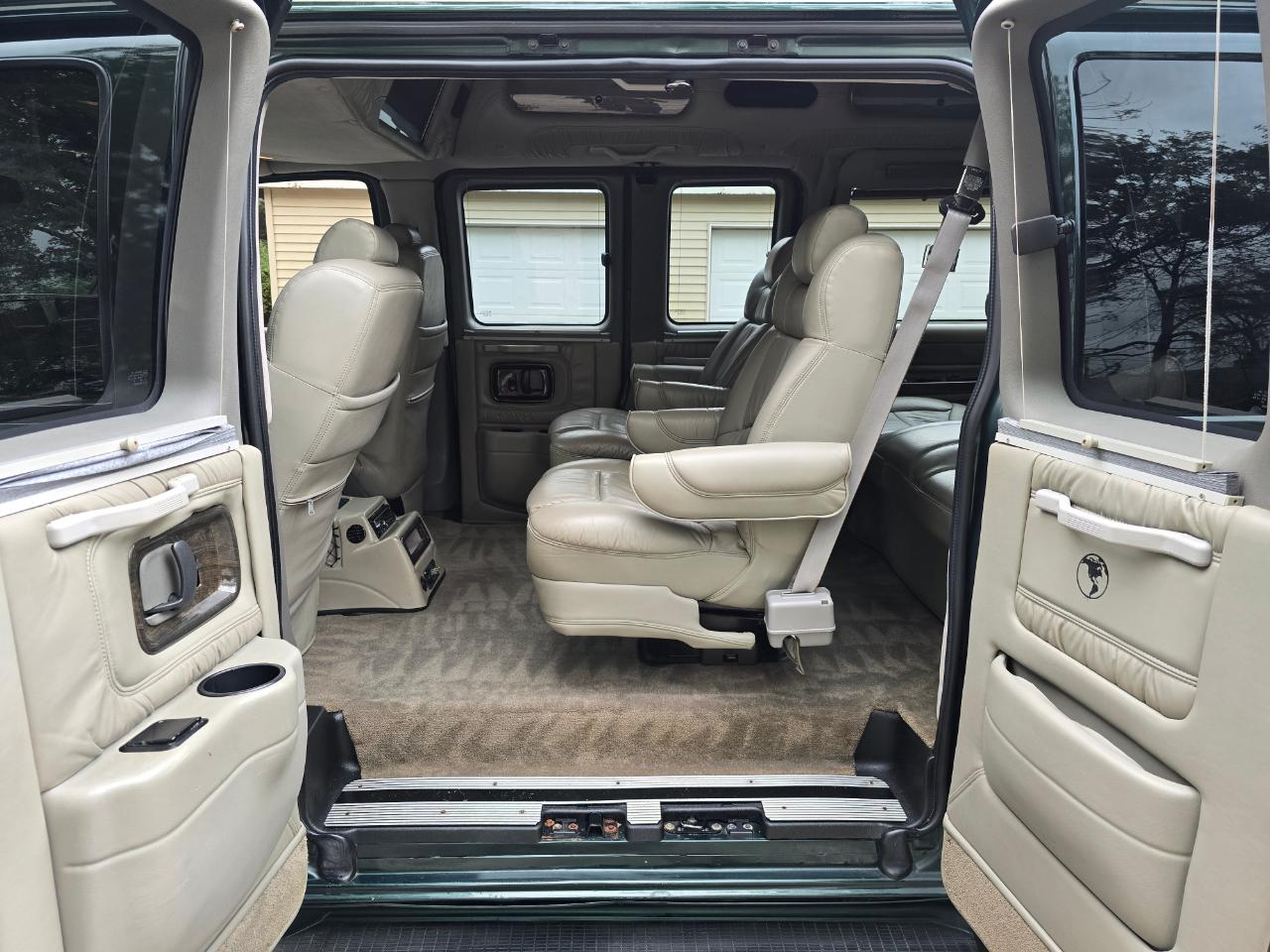 Chevrolet Express Passenger 1500 135" WB RWD 2004