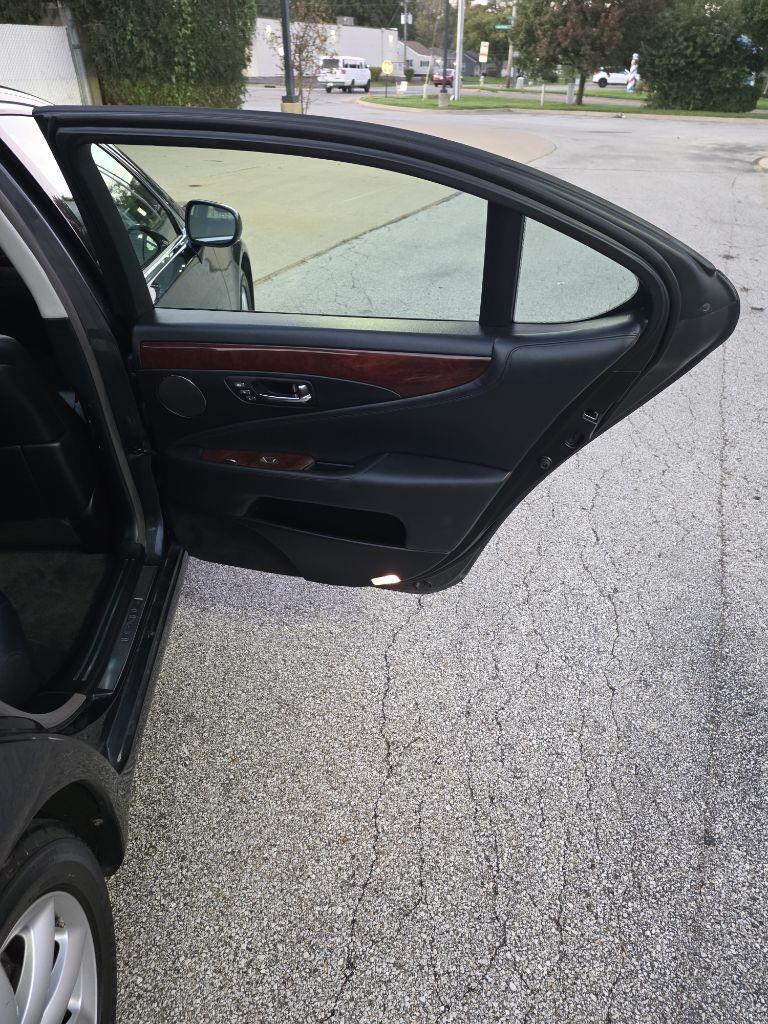 Lexus LS 460 L Luxury Sedan 2007