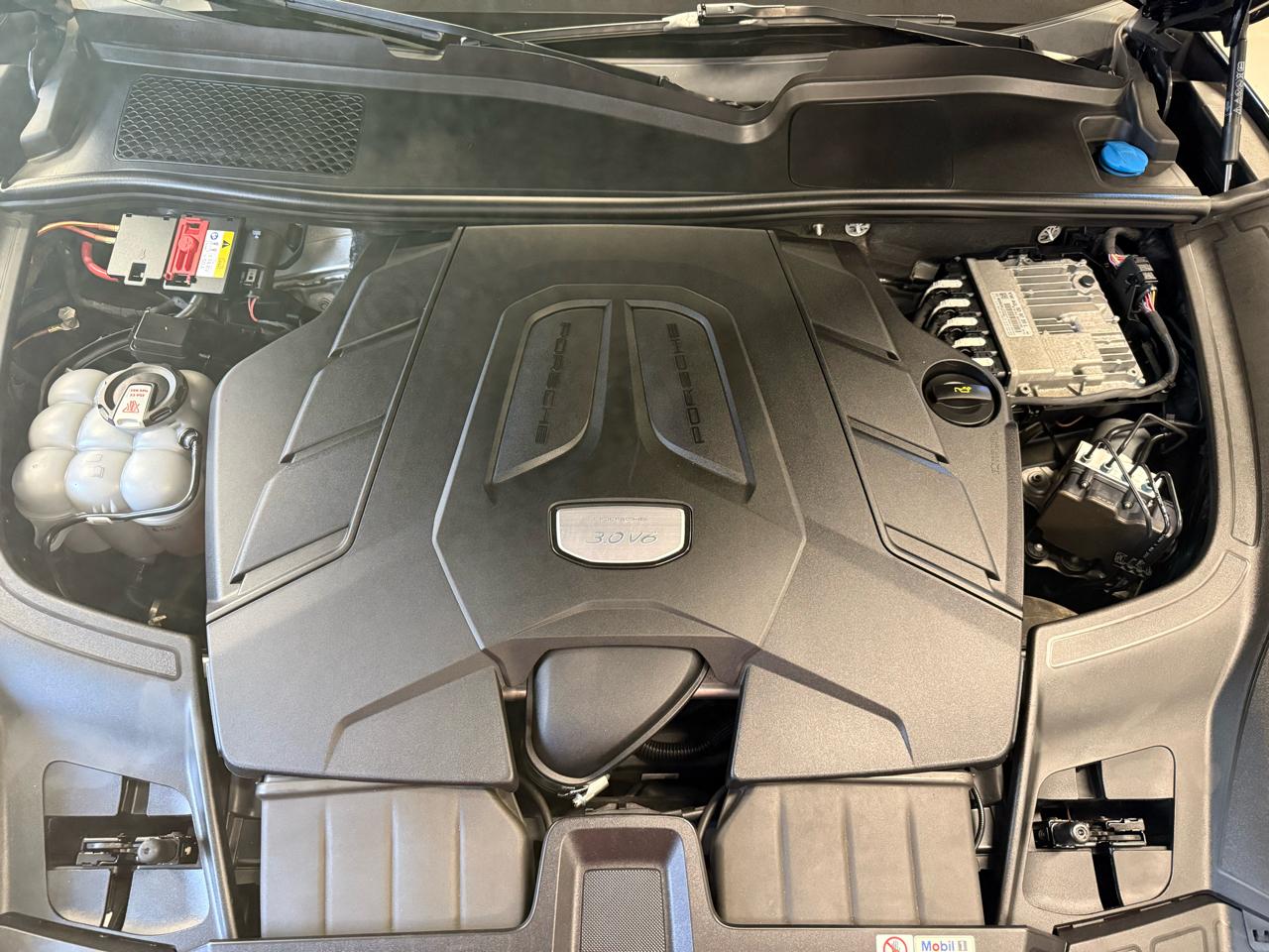 Porsche Cayenne Platinum Edition AWD 2022