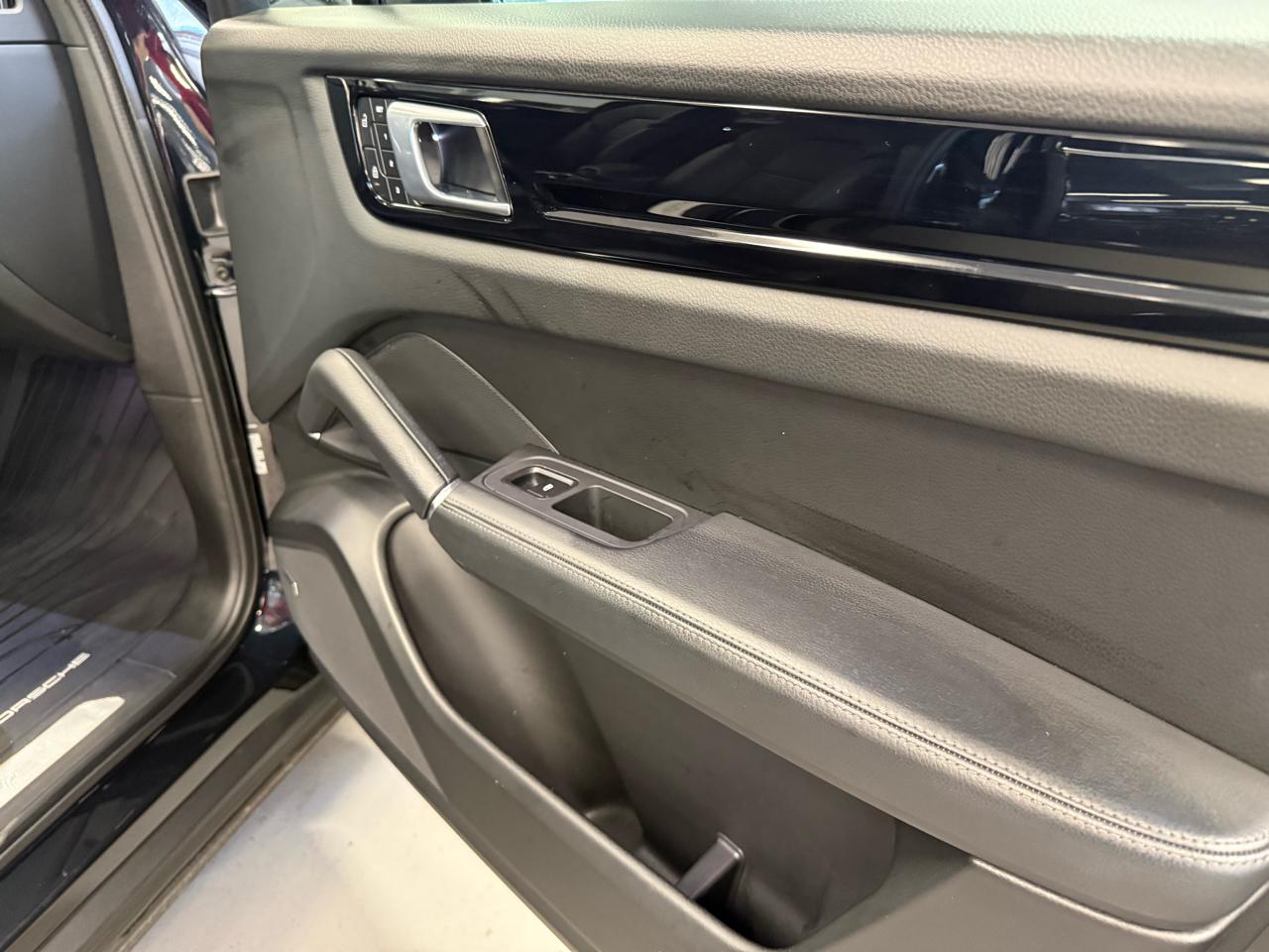 Porsche Cayenne Platinum Edition AWD 2022