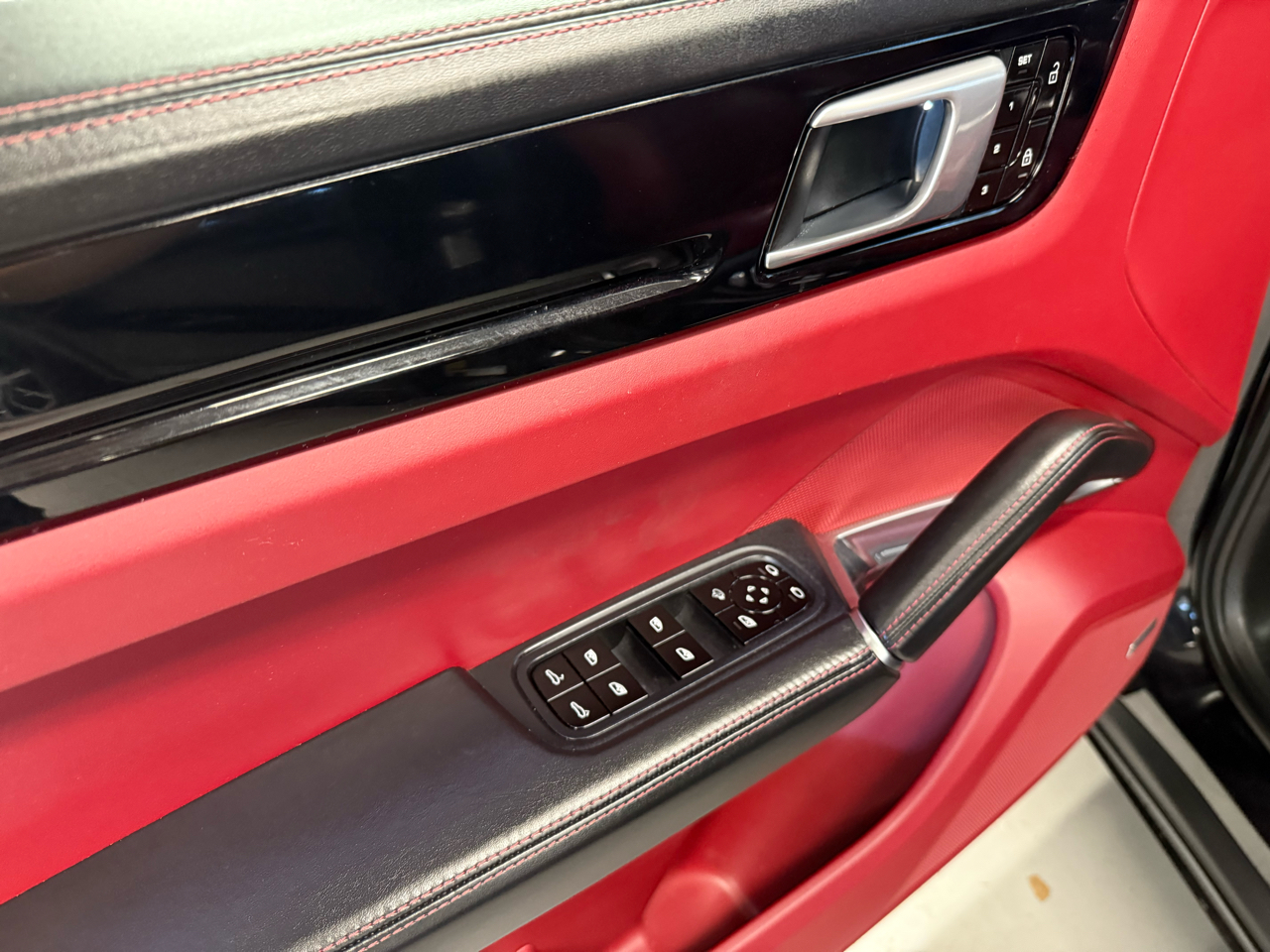 2021 Porsche Cayenne Turbo photo 26