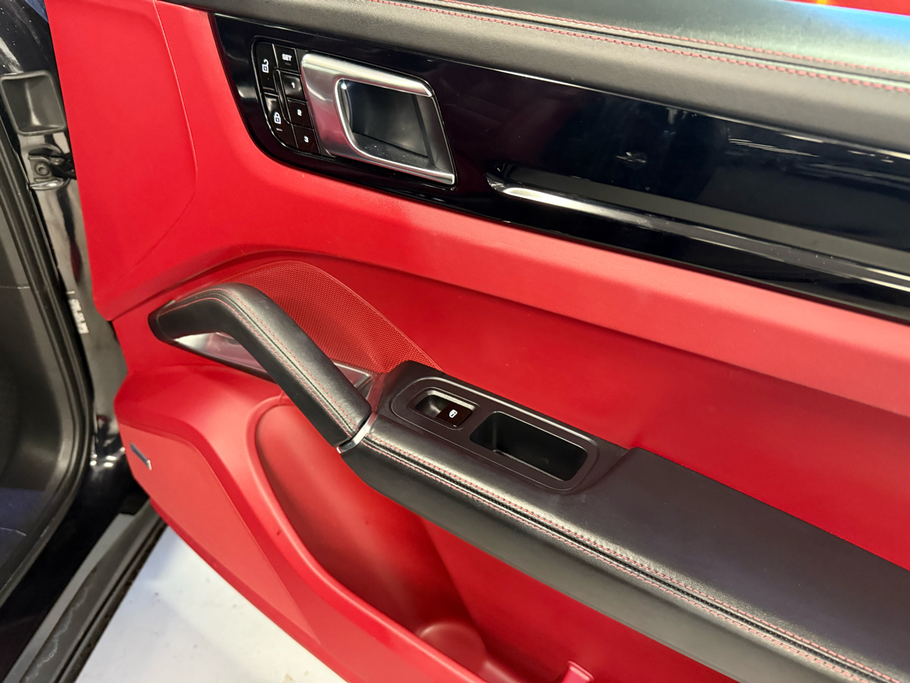 2021 Porsche Cayenne Turbo photo 35