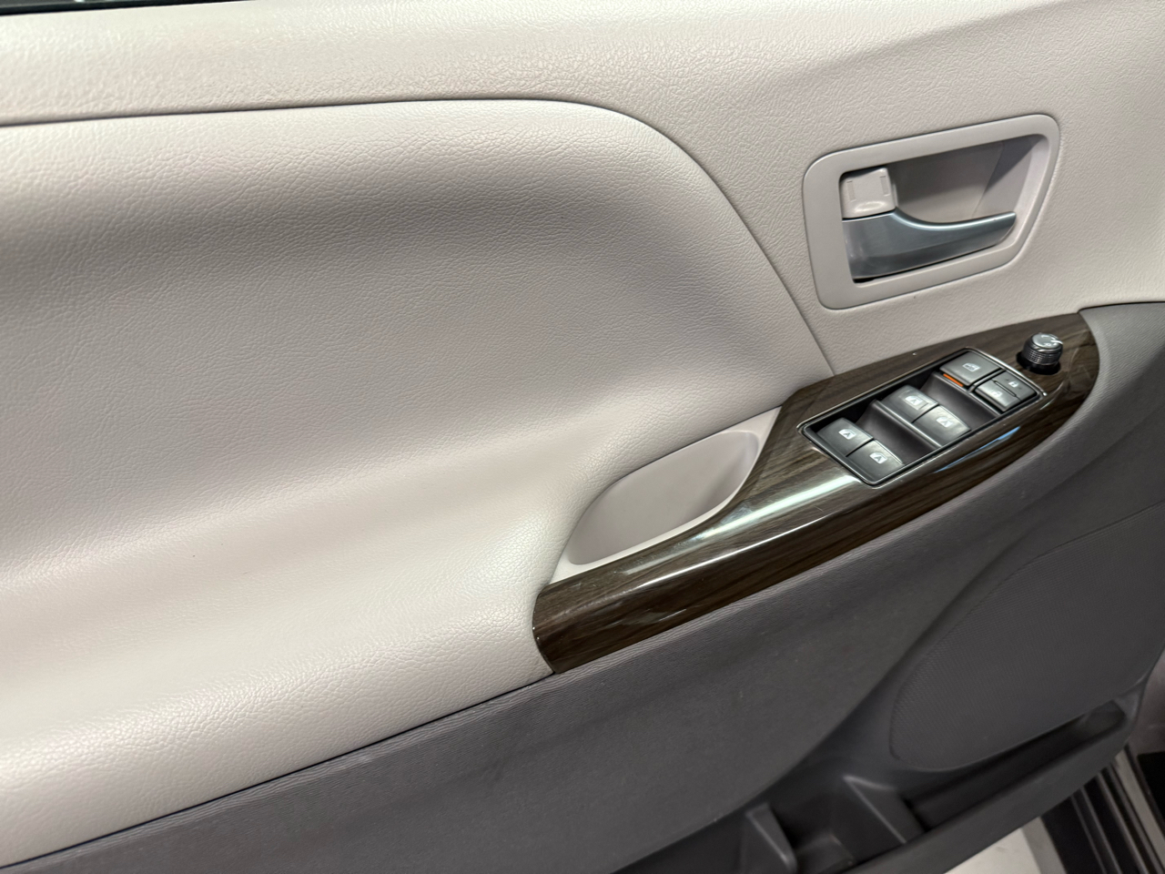 Toyota Sienna XLE 7-Passenger AWD 2018