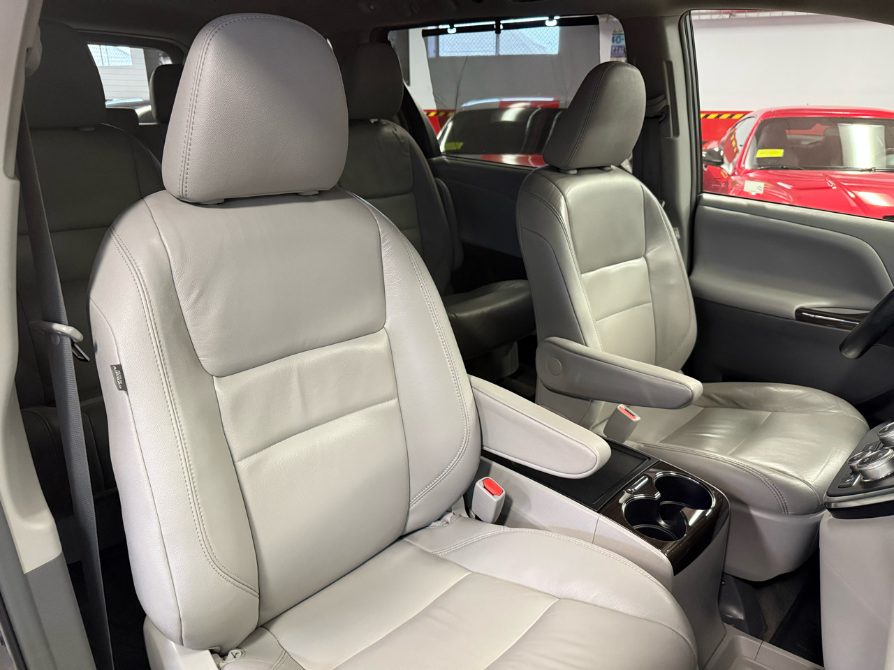Toyota Sienna XLE 7-Passenger AWD 2018