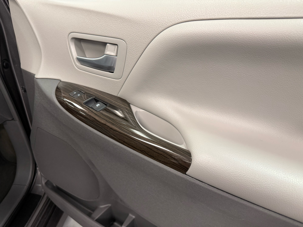 Toyota Sienna XLE 7-Passenger AWD 2018