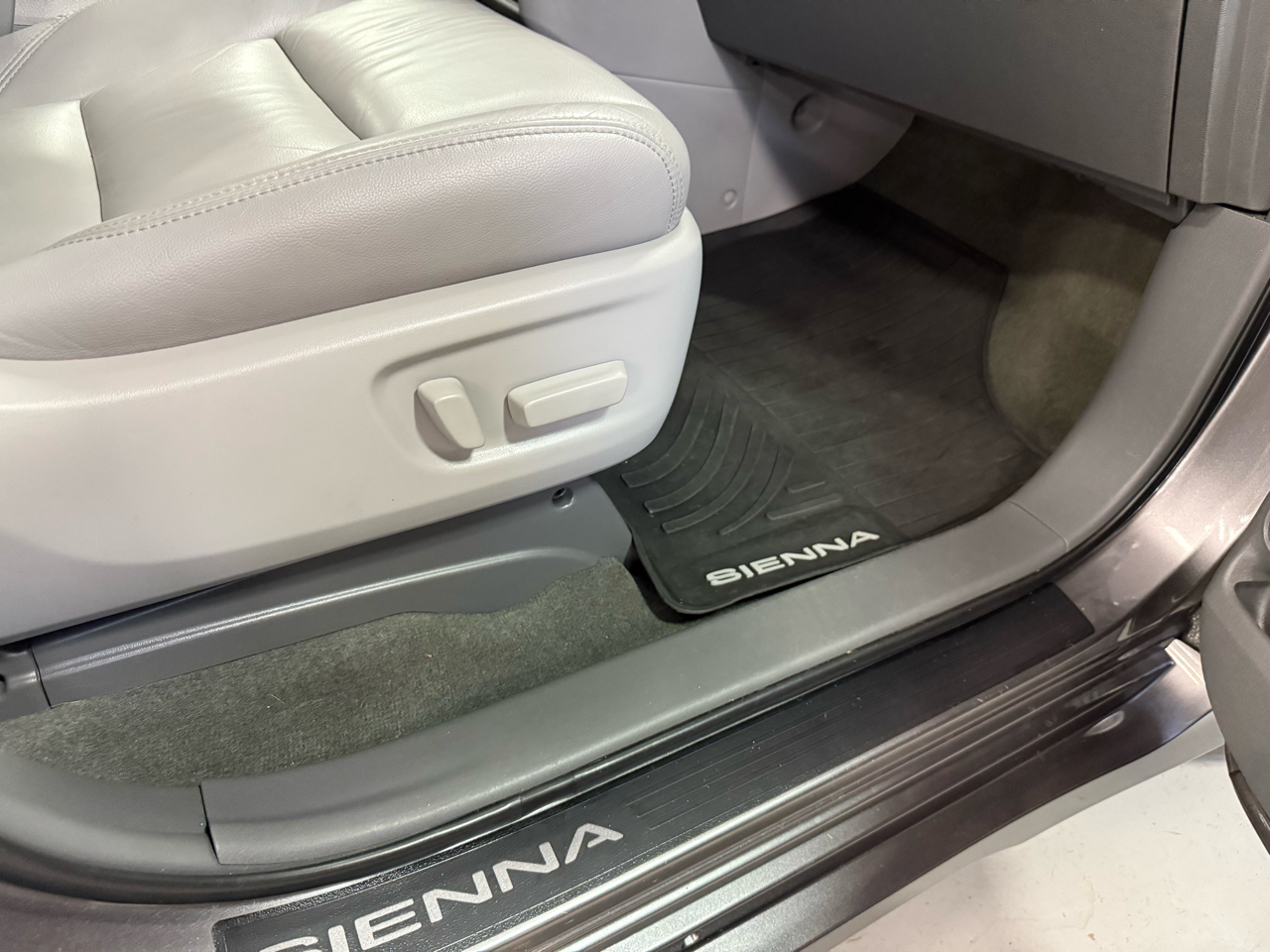 Toyota Sienna XLE 7-Passenger AWD 2018