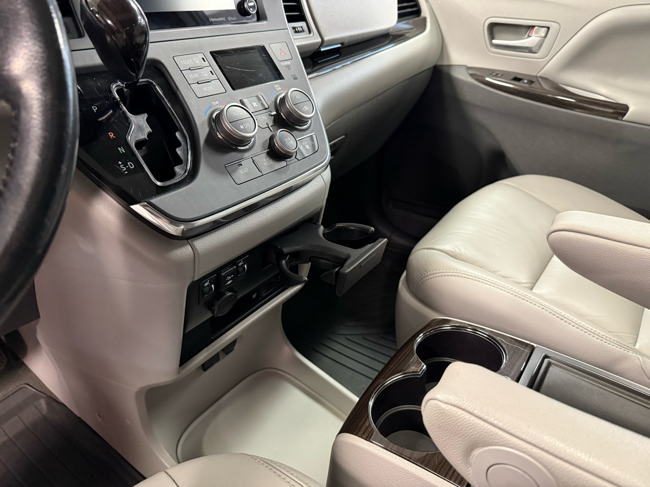 Toyota Sienna XLE 7-Passenger AWD 2018