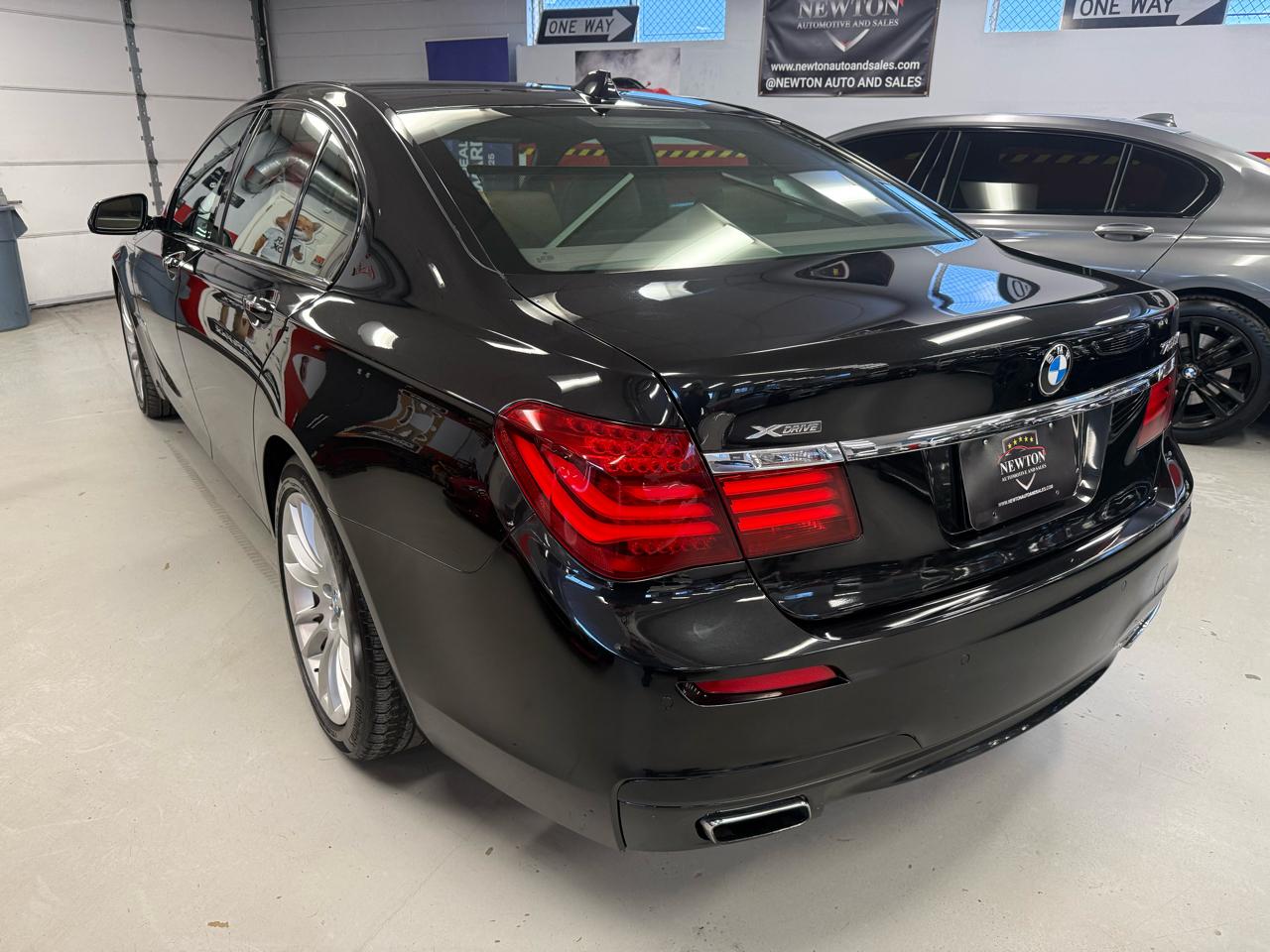 BMW 7-Series 750i xDrive Sedan 2013
