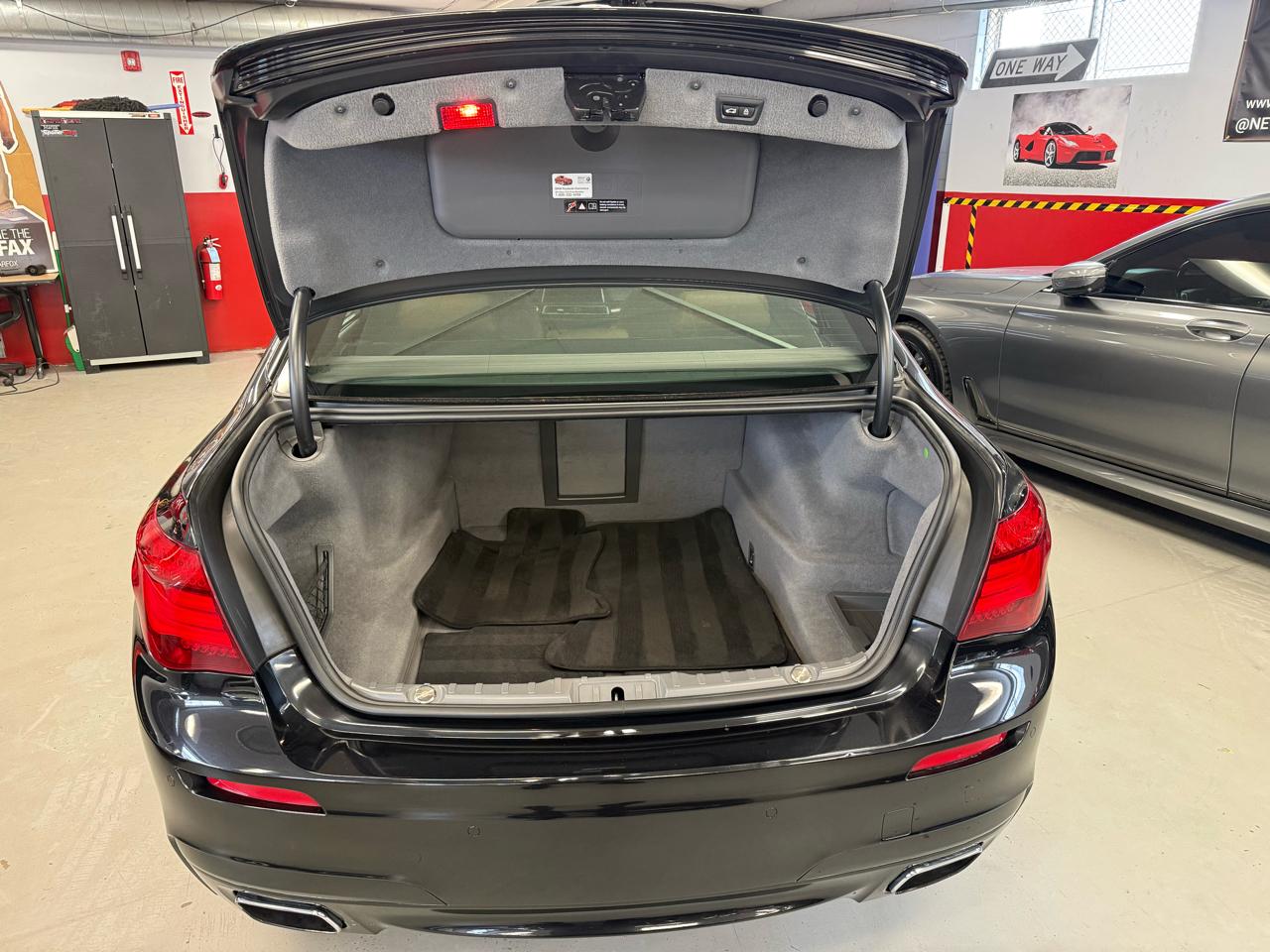 BMW 7-Series 750i xDrive Sedan 2013