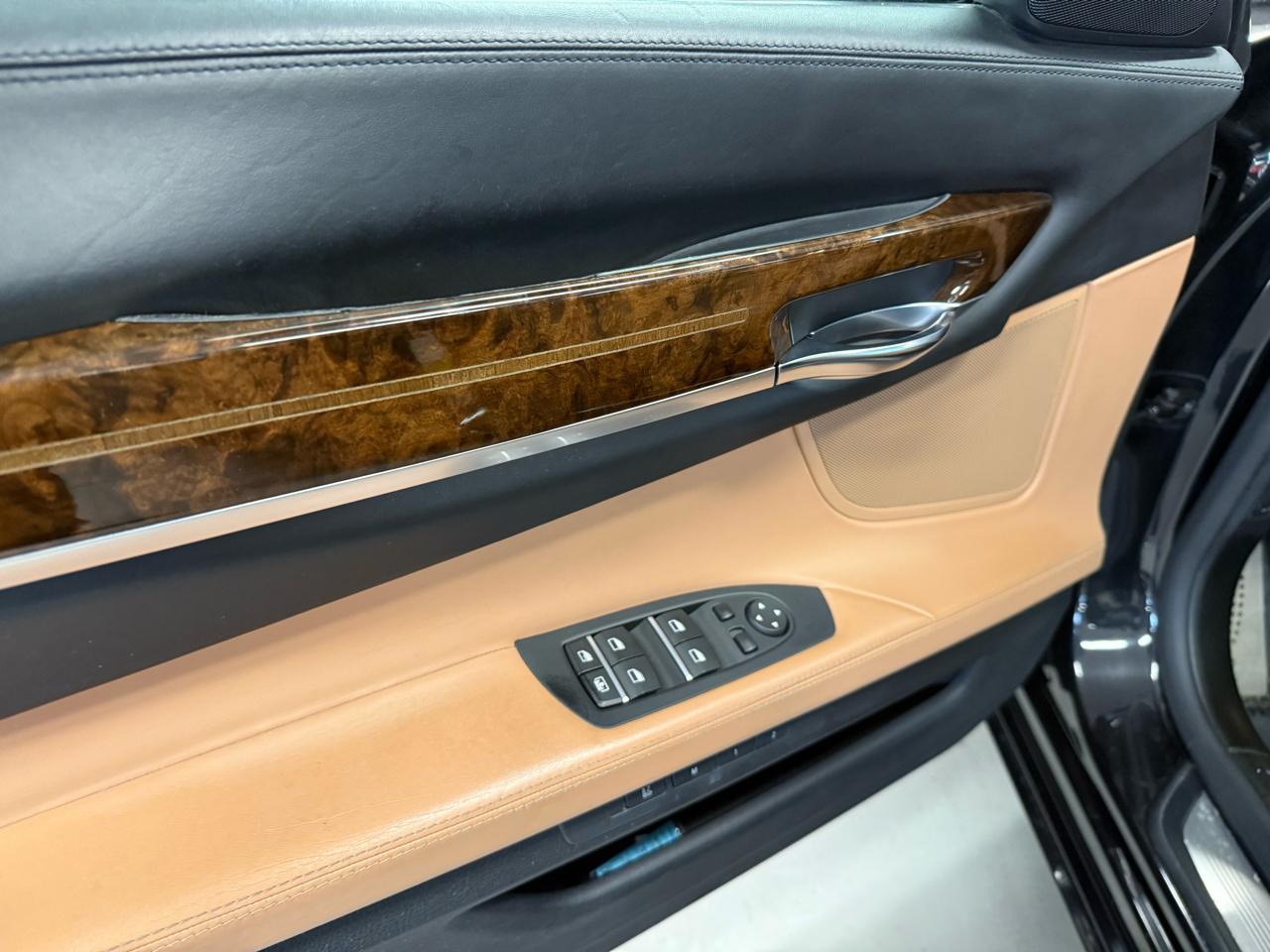 BMW 7-Series 750i xDrive Sedan 2013