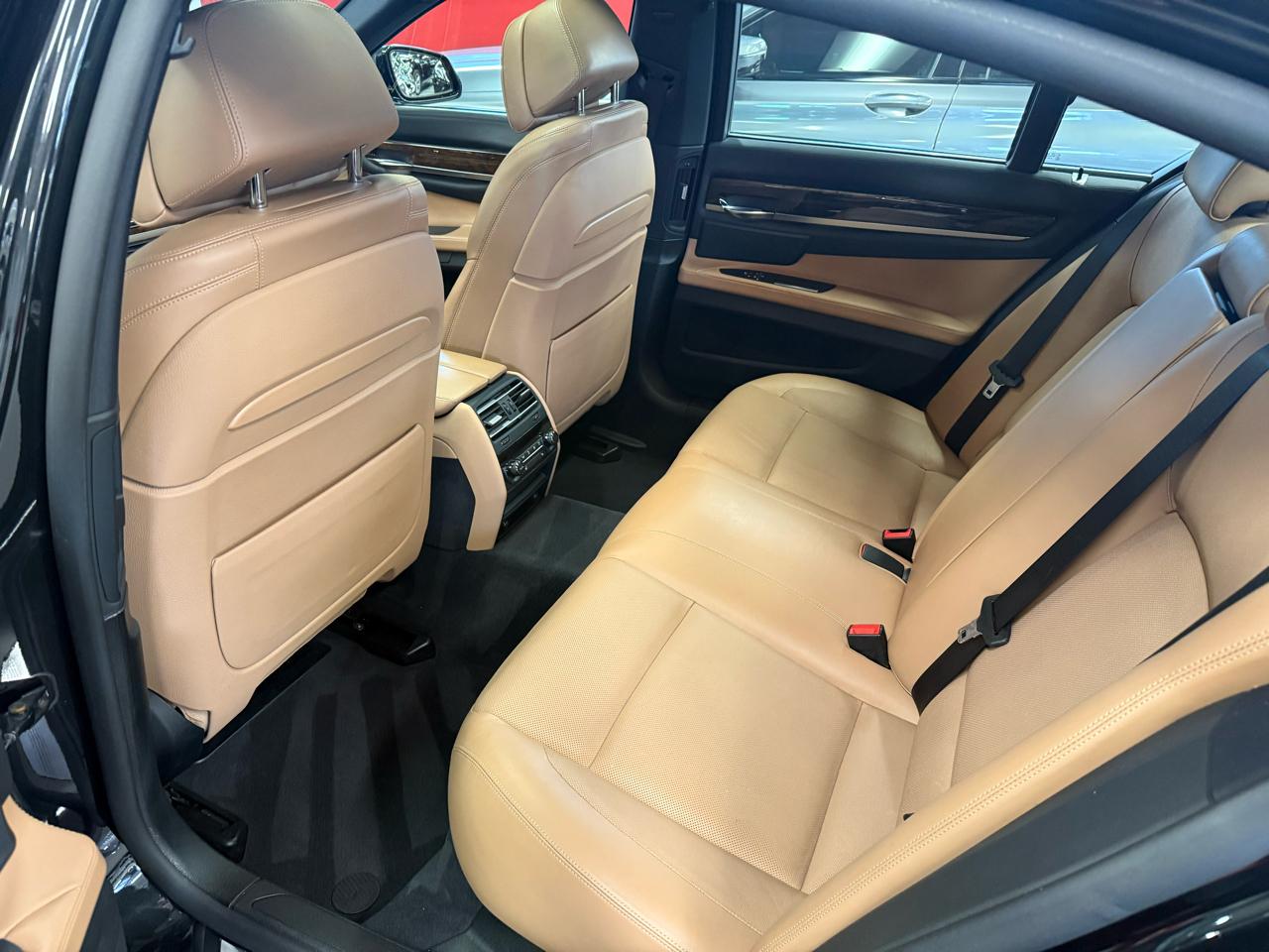 BMW 7-Series 750i xDrive Sedan 2013