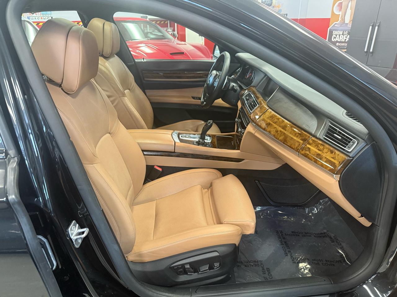 BMW 7-Series 750i xDrive Sedan 2013