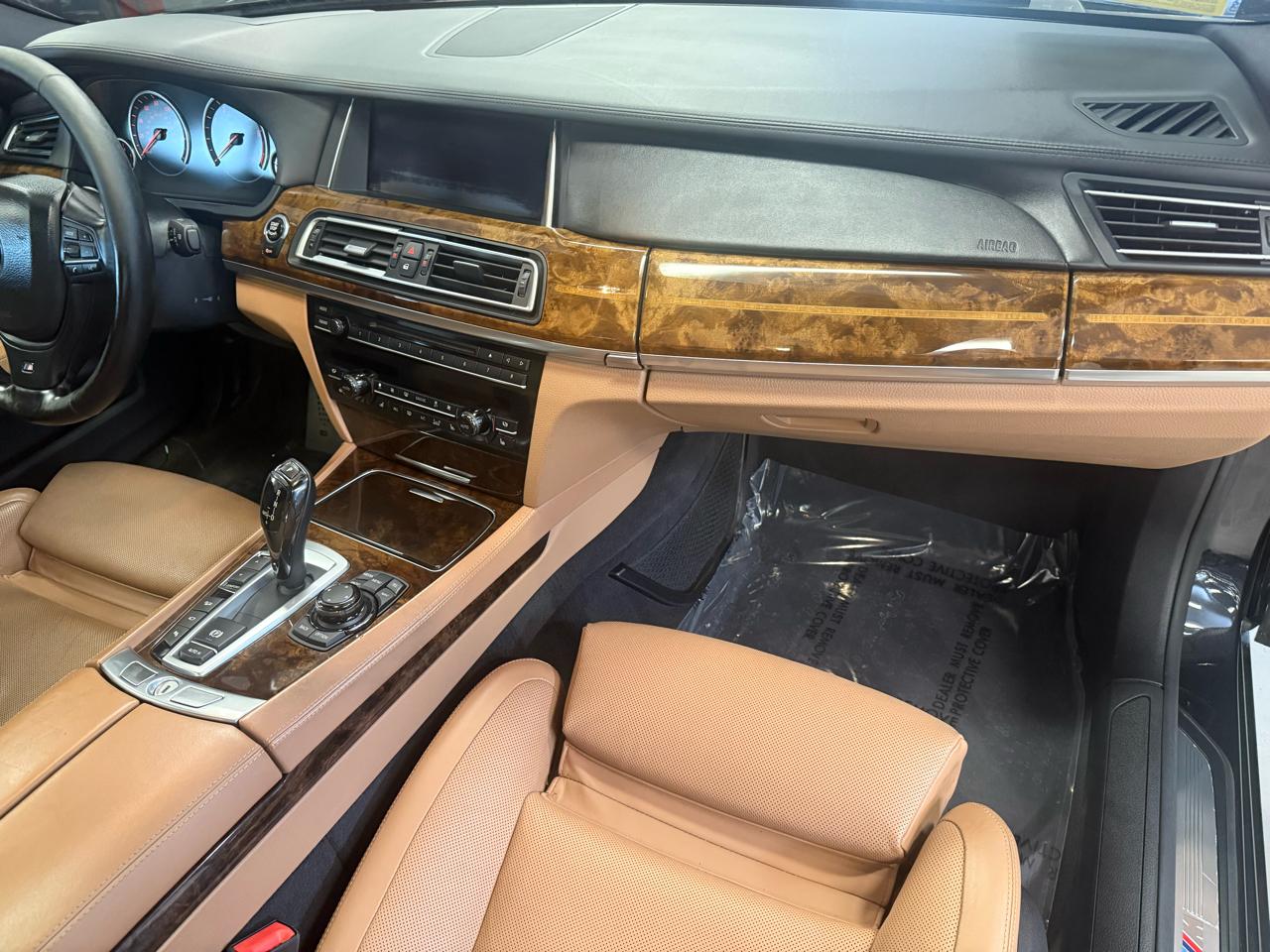 BMW 7-Series 750i xDrive Sedan 2013