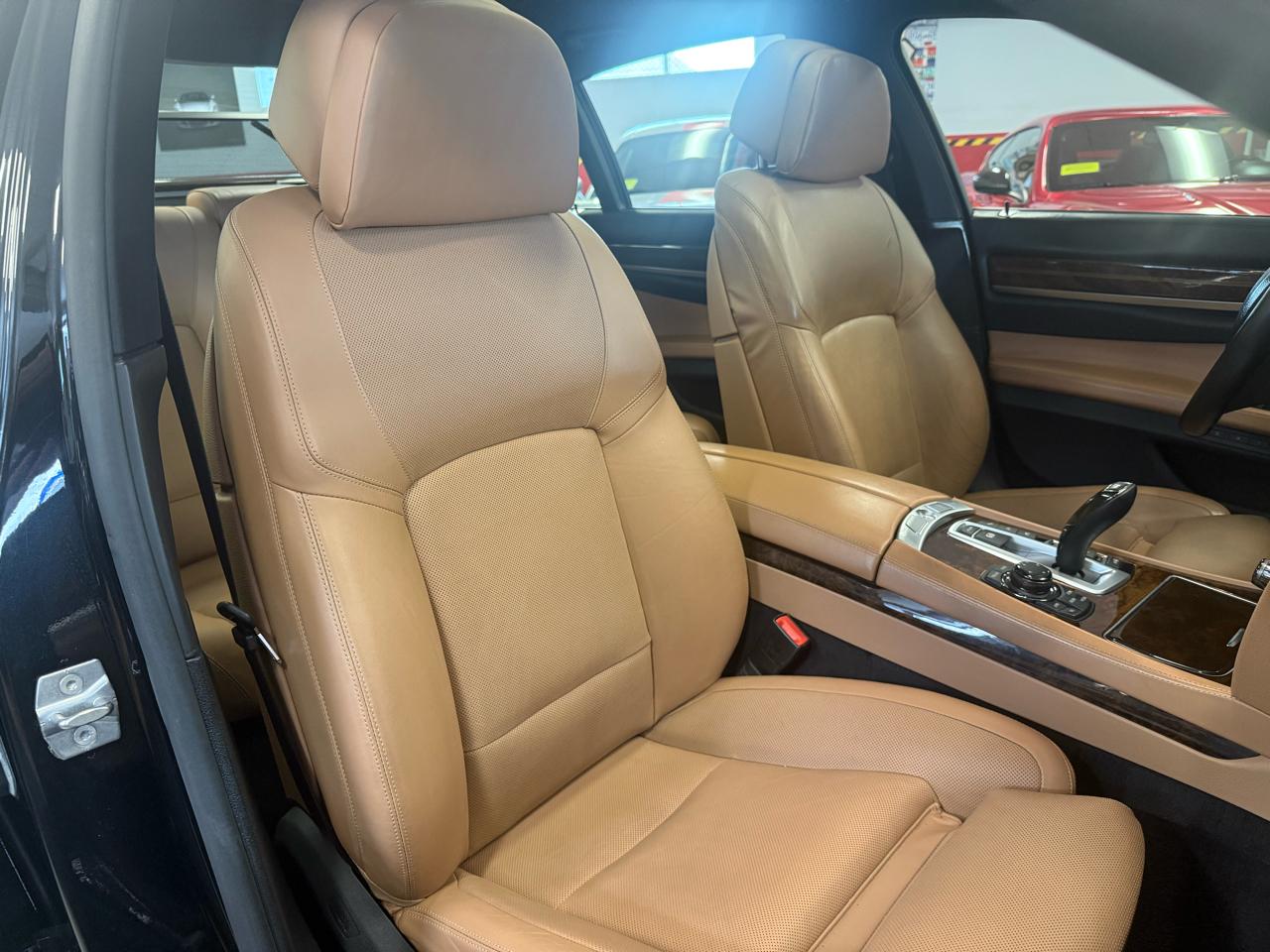 BMW 7-Series 750i xDrive Sedan 2013