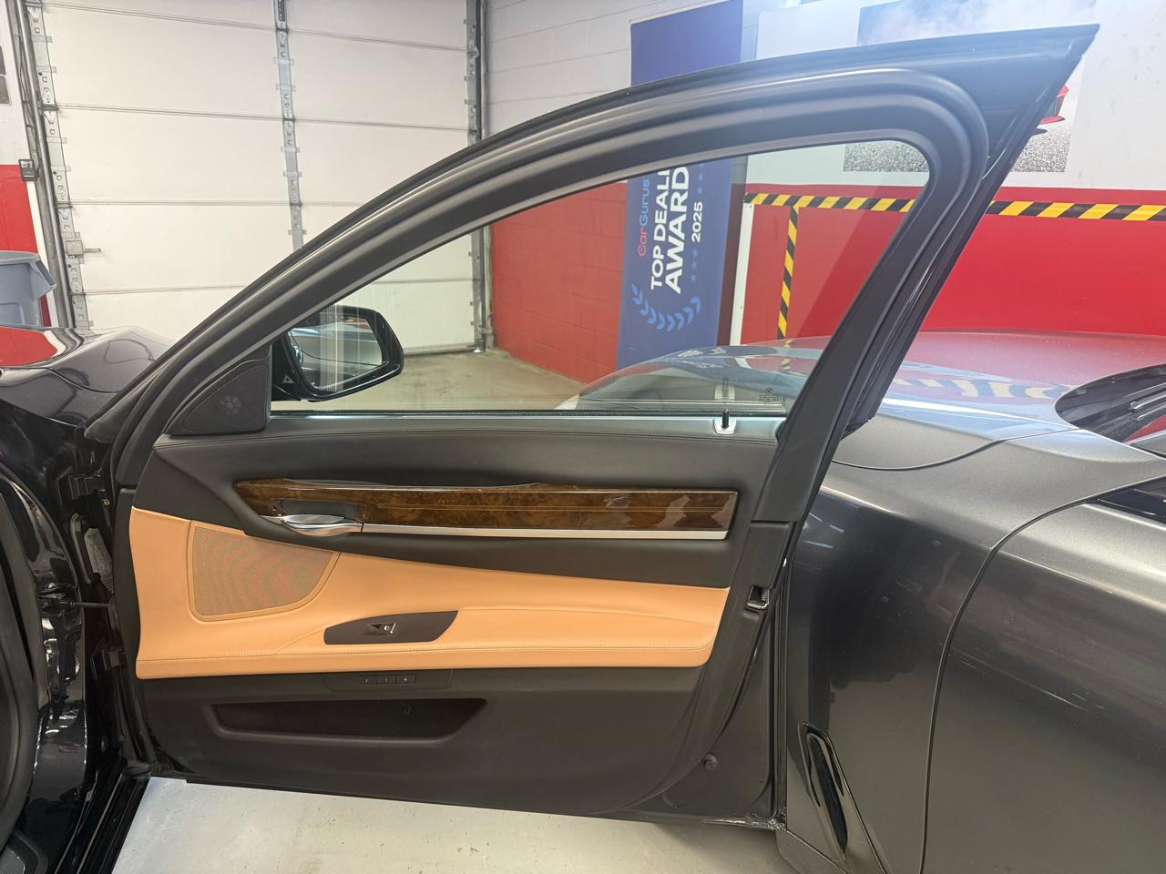 BMW 7-Series 750i xDrive Sedan 2013