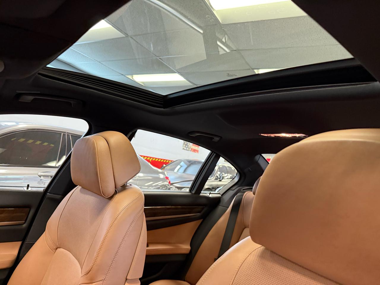 BMW 7-Series 750i xDrive Sedan 2013