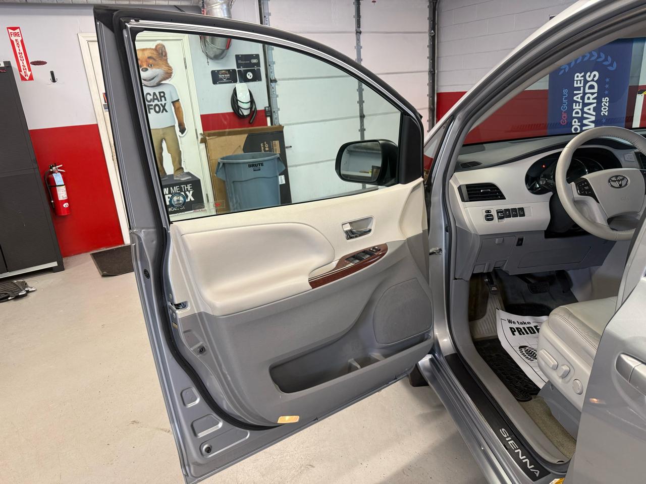 Toyota Sienna Limited AWD 7-Passenger V6 2014