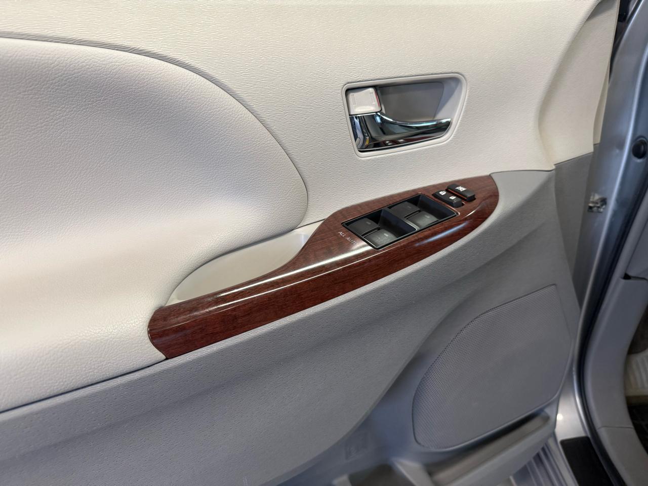 Toyota Sienna Limited AWD 7-Passenger V6 2014