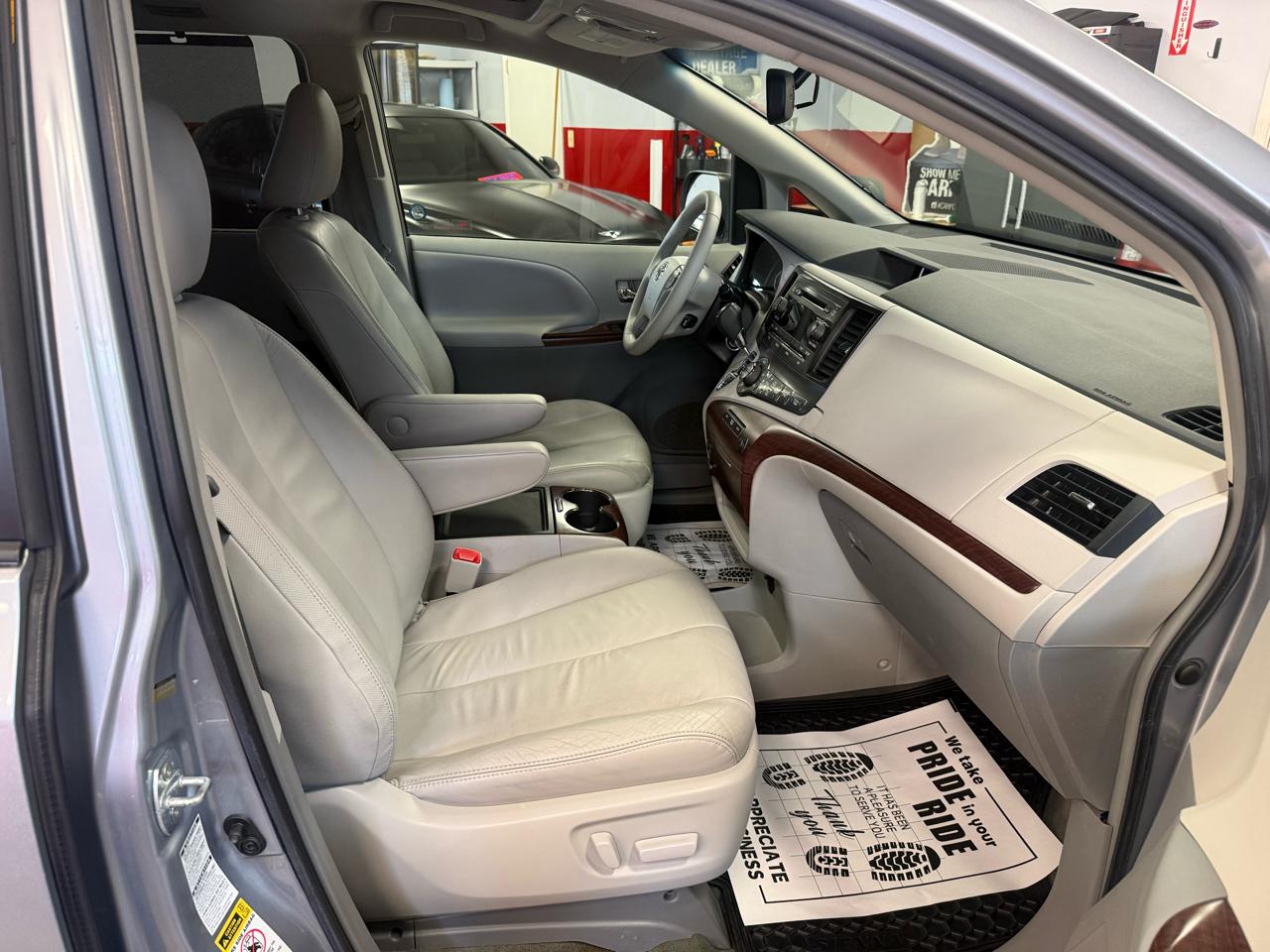 Toyota Sienna Limited AWD 7-Passenger V6 2014