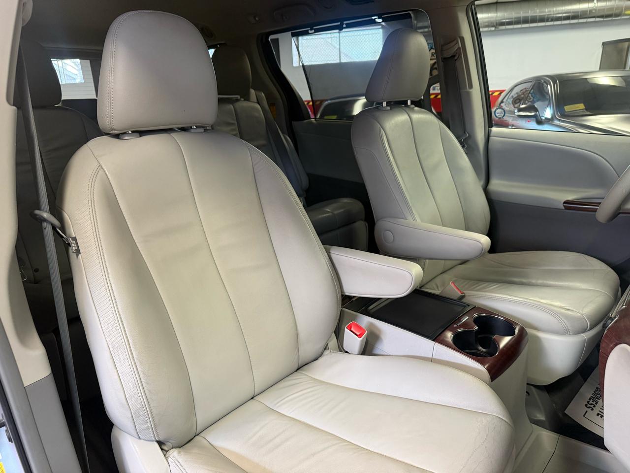 Toyota Sienna Limited AWD 7-Passenger V6 2014