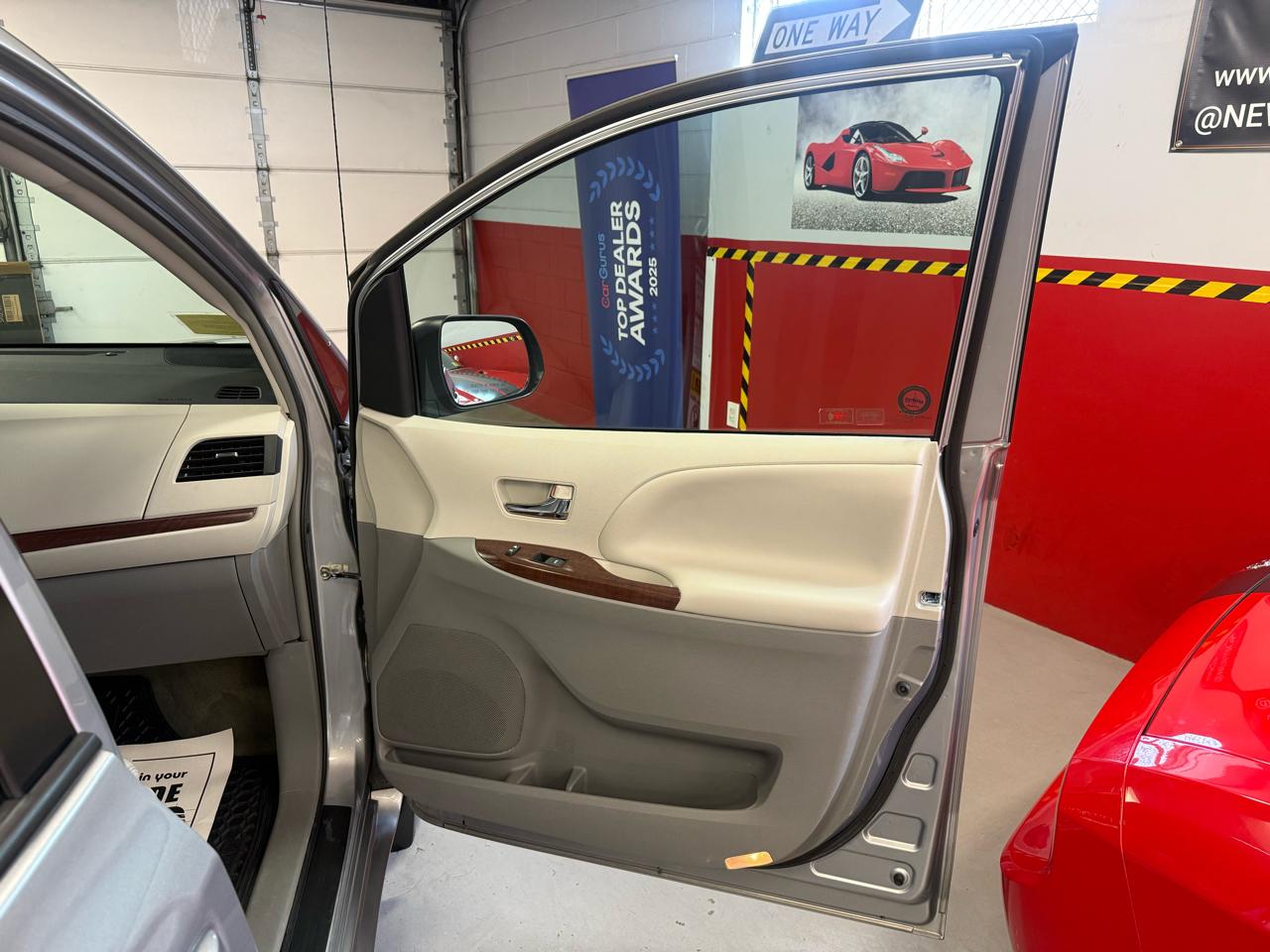 Toyota Sienna Limited AWD 7-Passenger V6 2014