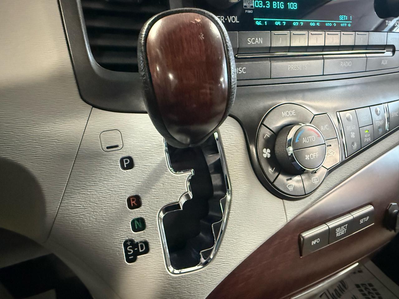 Toyota Sienna Limited AWD 7-Passenger V6 2014